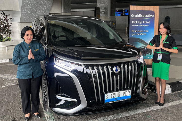 GrabExecutive, transportasi premium, GrabCar, Bandara Soekarno-Hatta, mobil listrik, bandara soekarno-hatta, MPV Listrik Denza D9 Jadi GrabCar, Begini Cara Pesannya