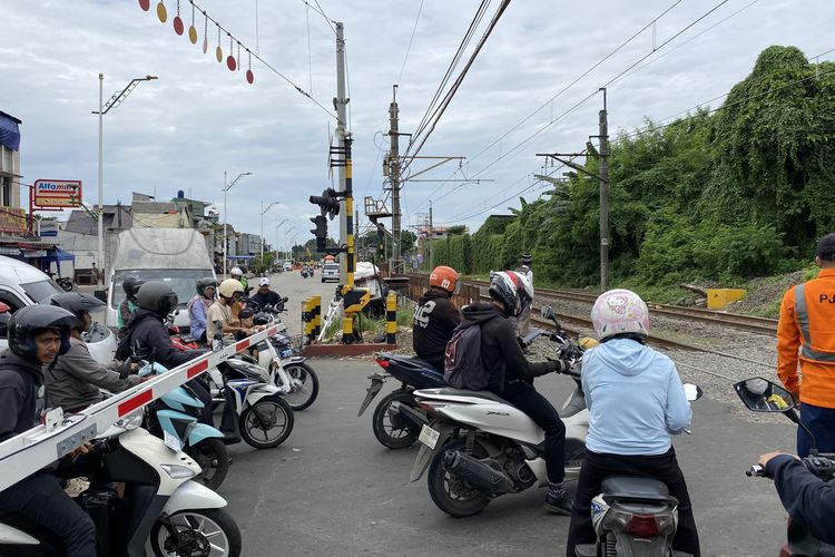 rel kereta, kecelakaan, perlintasan sebidang, kereta api, lalu lintas, Kerap Makan Korban, Perlintasan Kereta Jadi Titik Rawan