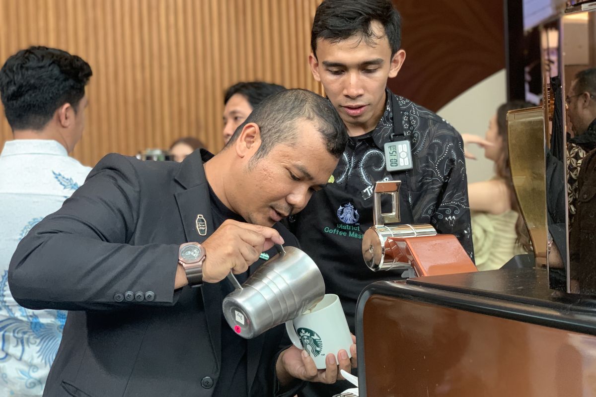 starbucks, rekor muri starbucks indonesia, rekor muri kelas latte art terbanyak starbucks indonesia, juara Starbucks Latte Art Championship 2025, 300 Gerai Starbucks Indonesia Gelar Kelas Latte Art Serentak, Catat Rekor MURI