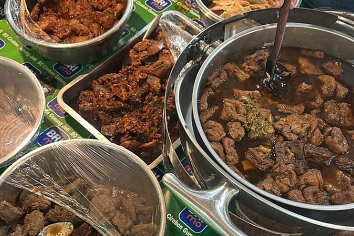 5 Rekomendasi Kuliner Legendaris di Cirebon untuk Pemudik, 1. Nasi Jamblang Ibu Nur, 2. Empal Gentong H. Apud Pusat, 3. Nasi Jamblang Ibad Otoy, 4. Docang Pak Kumis, 5. Empal Gentong Krucuk 1