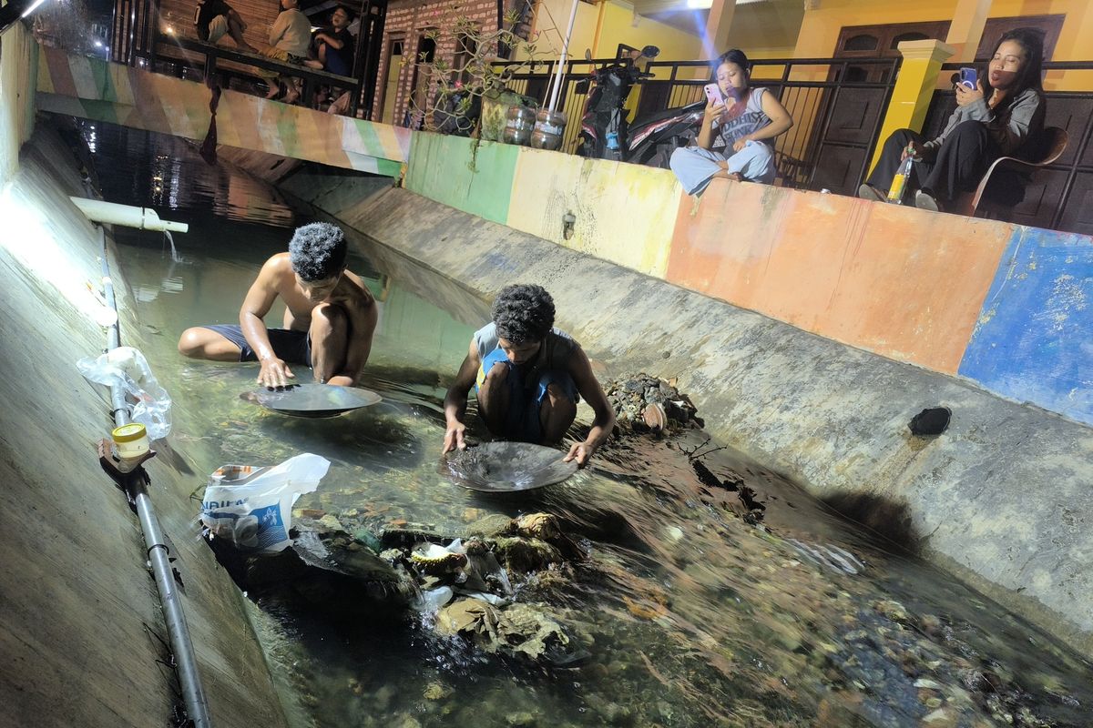 emas, serpihan emas, penambang emas tradisional, Pamekasan, Warga Pamekasan Temukan Serpihan Emas di Sungai, Diduga Sisa Peleburan Juragan Emas, Diduga Sisa Peleburan Juragan Emas, Raup Penghasilan hingga Rp 3 Juta, Teknik Mencari Emas: Harus Teliti dan Sabar, Kendala Cuaca dan Debit Air