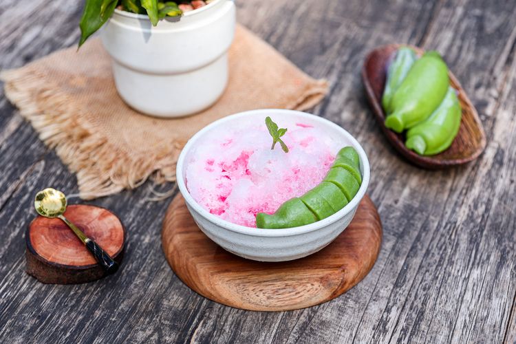 es pisang ijo, kuliner khas Makassar, cara membuat es pisang ijo, cara membuat es pisang ijo sederhana, cara membuat es pisang ijo enak dan lembut, es pisang ijo berasal dari, resep Es Pisang Ijo tradisional, cara membuat es pisang ijo simple, cara membuat es pisang ijo makassar, dessert Makassar, Cara Membuat Es Pisang Ijo Anti Gagal, Segar dan Cocok untuk Cuaca Panas