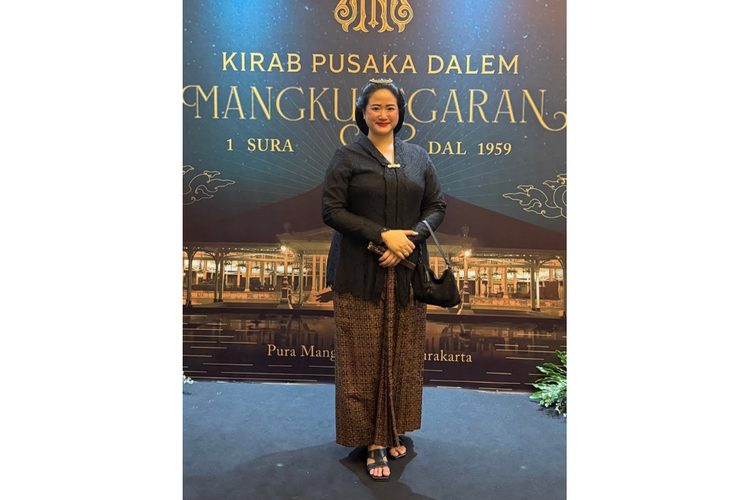 Malam 1 Suro, Pura Mangkunegaran, Kirab Malam 1 Suro, Sherina Munaf, Vicky Shu, Gusti Bhre, Adinia Wirasti, kirab malam 1 suro, gusti bhre, Malam 1 Suro 2025, kirab 1 suro, kirab pusaka malam 1 suro pura mangkunegaran, kirab mangkunegaran 2025, gaya busana kirab malam 1 suro, gusti sura, Gaya 5 Selebritas di Kirab Malam 1 Suro 2025, Sherina Pakai Jarik Wahyu Tumurun, 1. Sherina Munaf, 2. Vicky Shu, 3. Gusti Bhre, 4. Gusti Sura, 5. Adinia Wirasti
