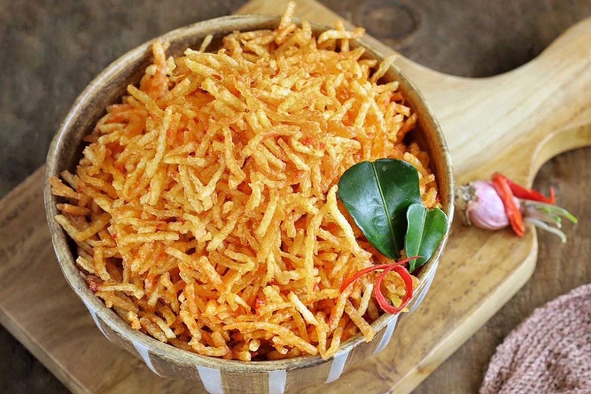 resep kentang mustofa, cara membuat kentang mustofa, resep kentang mustofa 1 kg, Cara Bikin Kentang Mustofa Tanpa Kapur Sirih, Awet Renyah Pakai Bahan Ini, 1. Ganti dengan Cuka, 2. Iris Kentang Tipis, 3. Goreng Hingga Kering, 4. Masak Bumbu Hingga Tanek, 5. Aduk dengan Bumbu Saat Masih Panas, 6. Tambahkan Kacang Tanah Goreng, 7. Simpan dalam Wadah Kedap Udara
