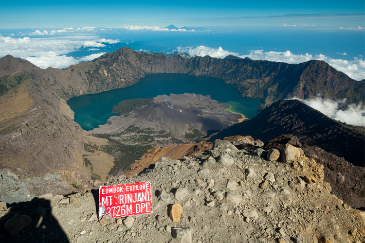Gunung Rinjani, turis berbikini di rinjani, turis di pemandian air panas rinjani, turis di rinjani, turis pakai bikini di rinjani, Duduk Perkara hingga Sikap Resmi, Polemik Turis Berbikini di Rinjani