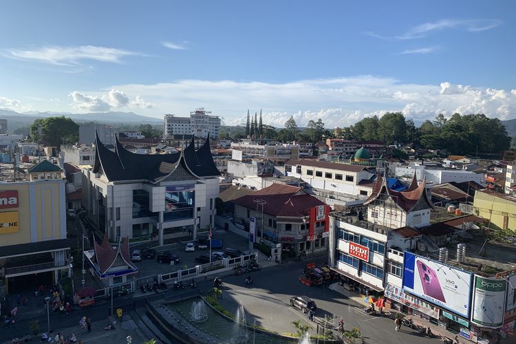 ada apa saja di puncak jam gadang bukittinggi, ulasan puncak jam gadang bukittinggi, kapan lonceng di puncak jam gadang bukittinggi berbunyi, di mana lonceng jam gadang berada, jam gadang berapa lantai, Pertama Kali Naik ke Puncak Jam Gadang, Menara Usia Seabad di Bukittinggi