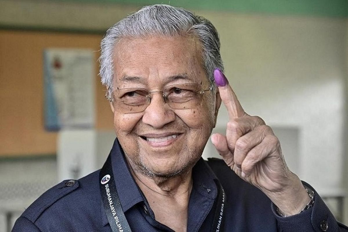 Malaysia, Mahathir Mohamad, PM Malaysia, Sejarah Malaysia, mahathir mohamad 100 tahun, mahathir mohamad 2025, 6 Fakta Menarik Mahathir Mohamad, Eks PM Malaysia yang Berusia 100 Tahun, 1. Lahir ketika Malaysia belum merdeka, 2. Kuliah kedokteran, tapi berkarier di politik, 3. Mengisi jabatan politik yang amat beragam, 4. Aktif menunjukkan sikap dukungan untuk Palestina, 5. Satu-satunya PM Malaysia yang menjabat dua kali, 6. Rahasia mencapai umur 100: pola makan seimbang