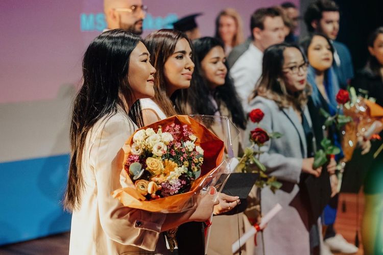 Kisah Ruth Estika, Didikan Orangtua Jadi Bekal Meraih Mimpi Berkarier di Tesla Belanda, Merantau ke belanda, sempat kehilangan arah hingga hampir depresi, Didikan orangtua membentuk keberanian mengubah arah hidup, Berani beralih karier, menyelesaikan S2 saat hamil, hingga raih prestasi, Dari Amazon hingga Tesla, buah perjalanan dan nilai hidup