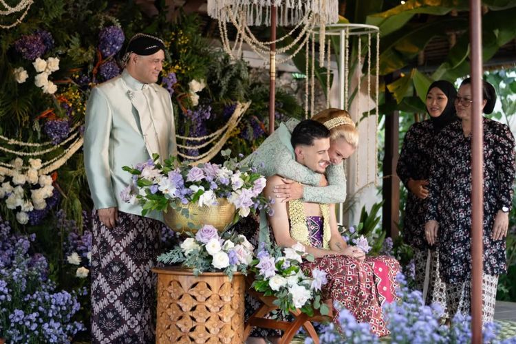 5 Gaya Siraman Justin Hubner, Tampil Gagah dengan Busana Adat Jawa, 1. Busana beskap bernuansa klasik, 2. Nuansa warna lembut dan elegan, 3. Menjalani prosesi siraman sebelum pernikahan   Gaya siraman Justin Hubner sebelum menikah dengan Jennifer Coppen, tampil gagah dalam busana adat Jawa., 4. Menampilkan sisi berbeda Justin Hubner, 5. Midodareni sebagai simbol harapan dan doa