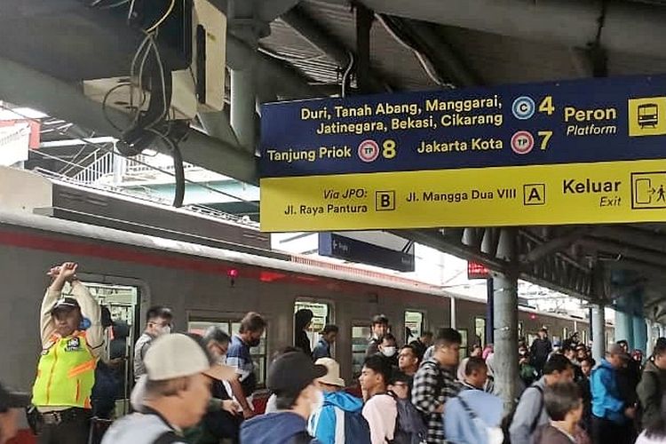 Stasiun Bekasi Timur, Duka di Stasiun Bekasi Timur, 16 Korban Kecelakan Kereta Dikenang dengan Bunga