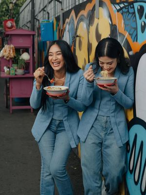 Happy Salma, 5 Gaya OOTD Happy Salma dan Dian Sastro Saat Makan Soto, Kembaran Pakai Kutu Baru, 1. Kebaya kutu baru, 2. Warna cerah, 3. Celana denim, 4. Sneakers putih, 5. Gaya rambut natural dan aksesori minimalis