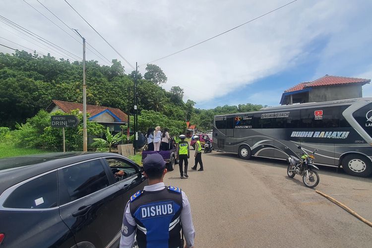 Gunungkidul, Puluhan Ribu Wisatawan Padati Pantai Gunungkidul, Antrean Mengular di Pantai Drini