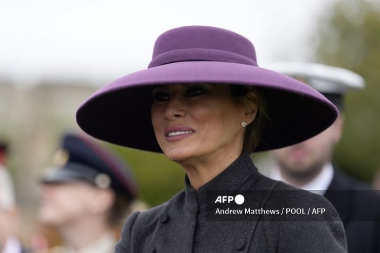 Melania Trump, kunjungan Trump ke Inggris, melania trump fashion, penampilan Melania Trump saat kunjungan ke Inggris, topi melania trump, Topi Ungu hingga Gaun Kuning, Intip Gaya Melania Trump Saat Kunjungan ke Inggris, Gaun kuning rancangan Carolina Herrera, Diplomasi lewat mode, Kenakan topi ungu saat tiba di Windsor Castle, Tradisi dan jejak mode Melania