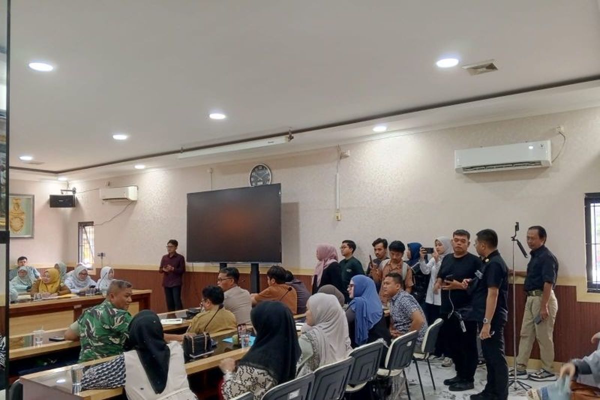 Banten, serang, SDIT Al Izzah Serang tolak MBG, SDIT Al Izzah, penolakan MBG, Wali Murid SDIT Al Izzah Serang Tolak MBG: Anak Diantar Sopir Naik Pajero, Dikira Saya Tidak Mampu