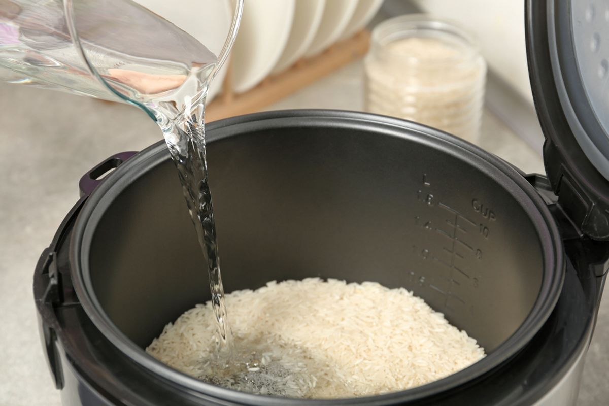 4 Kesalahan Umum Saat Memasak Nasi dan Cara Menghindarinya, 1. Menggunakan terlalu sedikit atau terlalu banyak air, 2. Memasak beras merah dengan cara beras putih, 3. Menutup nasi terlalu lama setelah matang, 4. Terlalu sering mengaduk nasi saat memasak