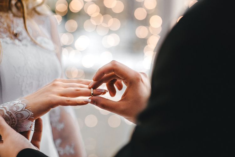 anak muda, tekanan sosial, biaya hidup, menunda menikah, Biaya hidup, cerita anak muda tunda menikah, tunda menikah, menunda menikah karena biaya, alasan menunda menikah, Cerita Anak Muda Indonesia yang Menunda Menikah, Bukan karena Takut, Cerita anak muda yang menunda menikah, Mentap belum siap untuk hidup berumah tangga, Tekanan untuk menikah berdatangan, Merasa tertinggal melihat teman sebaya yang sudah menikah?