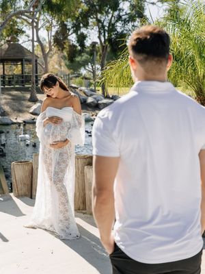 Tyler Bigenho, 7 Style Maternity Shoot Aurelie Moeremans, Serba Putih dan Romantis dengan Suami, 1. Kenakan gaun renda putih, 2. Potongan off-shoulder, 3. Riasan wajah natural "pregnancy glow", 4. Tatanan rambut dengan poni ikonis, 5. Aksesori minimalis untuk kesan timeless, 6. Kekompakan busana bersama Tyler Bigenho, 7. Kehangatan cahaya "golden hour"
