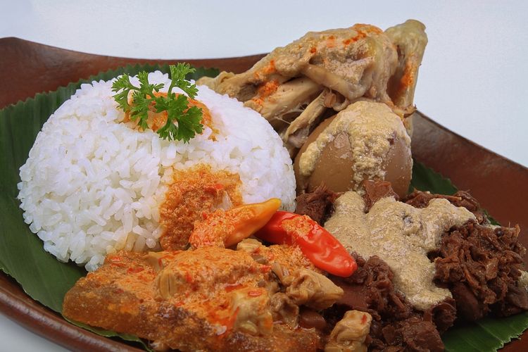 Stasiun Tugu, Stasiun Yogyakarta, stasiun yogyakarta, tempat makan terdekat Stasiun Tugu, kuliner dekat Stasiun Tugu, gudeg dekat Stasiun Yogyakarta, angkringan Stasiun Tugu, 8 Kuliner di Dekat Stasiun Tugu Yogyakarta, Bisa Ditempuh Jalan Kaki, 1. Loko Cafe, 2. Gudeg Mbok Lindu, 3. Soto ayam Pak Gareng, 4. Angkringan Kopi Jos Pak Agus, 5. Yammie Pathuk, 6. Nasi Kuning Muna Cung, 7. Mie Ayam Bandung 59, 8. Tahu Gimbal Pak Yono
