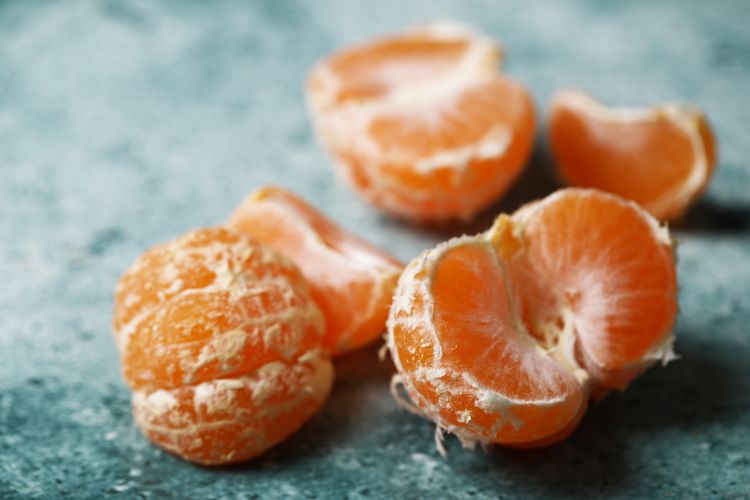 telur, stres, salmon, cokelat hitam, meredakan stres, cara mengatasi stres, makanan untuk meningkatkan mood, makanan pereda stres, makanan yang bisa melawan stres, makanan yang meredakan stres, 8 Makanan yang Membantu Melawan Stres, Ada Cokelat dan Telur, 1. Salmon dan protein kaya omega-3, 2. Buah beri , 3. Jeruk, 4. Kacang arab (chickpeas), 5. Telur, kacang, dan kalkun, 6. Teh chamomile, 7. Oatmeal, 8. Dark Chocolate
