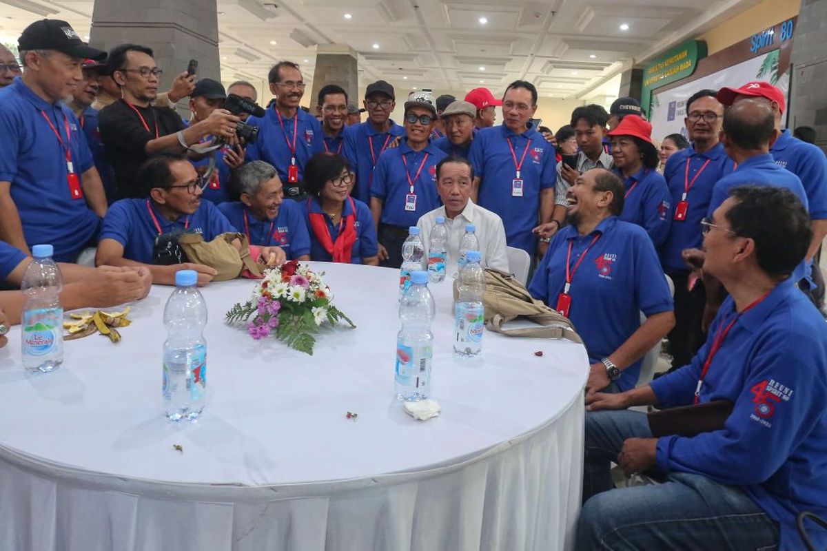 Jokowi, ijazah palsu, Projo, Fredy Damanik, reuni fakultas kehutanan ugm, Reuni UGM Tak Bungkam Isu Ijazah Palsu Jokowi, Waketum Projo: Mereka Tidak Akan Pernah Menerima Fakta, Waketum Projo: Jokowi Tak Anggap Tuduhan Sebagai Beban, Waketum Projo: Penentang Jokowi Tidak Mudah Diyakinkan, Hadiri Reuni UGM, Jokowi Sempat Sentil Soal Ijazah, Roy Suryo: Reuni Tak Ubah Kesimpulan Soal Ijazah