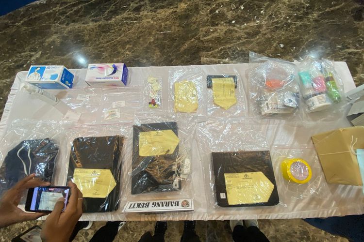Polda Metro Jaya, Kemlu, kemlu, RS Cipto Mangunkusumo, diplomat kemlu, Arya Daru Pangayunan, kasus kematian diplomat kemlu, wrapup, diplomat Kemlu ADP, hasil autopsi diplomat kemlu, 4 Fakta Hasil Autopsi yang Ungkap Penyebab Tewasnya Diplomat Kemlu ADP, Benarkah Dibunuh?, 1. Hasil Autopsi Sebut ADP Mati Lemas, 2. Ditemukan Memar, Tapi Bukan Akibat Kekerasan, 3. Tidak Ada Zat Kimia Beracun di Tubuh ADP, 4. Sidik Jari di Lakban Sesuai dengan Milik Korban