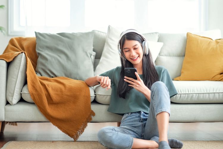 kesehatan mental, mindfulness, cara menjaga kesehatan mental, cara tetap waras, cara menjaga kesehatan mental dan fisik, kecemasan akibat politik, tips self-care, situasi negara tidak menentu, 12 Cara Tetap Waras di Tengah Situasi Politik dan Negara yang Tak Pasti, 1. Validasi perasaan, 2. Cari bantuan di ruang digital, 3. Hubungi orang-orang terdekat, 4. Lakukan perawatan diri, 5. Batasi asupan informasi, 6. Jangan lupakan hobi, 7. Jangan bahas politik melulu, 8. Journaling, 9. Latihan mindfulness dengan teknik 54321, 10. Ciptakan safe place di pikiran, 11. Bikin tubuh rileks dengan teknik pernapasan 478, 12. Afirmasi positif untuk bikin diri tenang