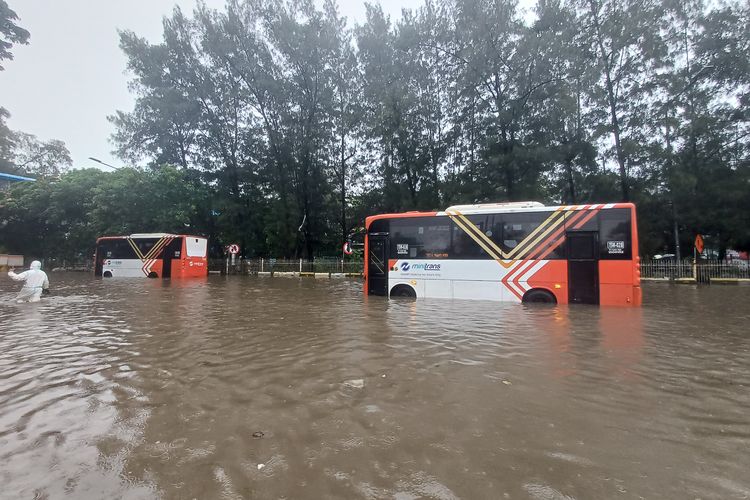 selokan, genangan air, banjir, Waspada Jalan Banjir, Ini Patokan Aman Agar Mobil Tak Masuk Selokan