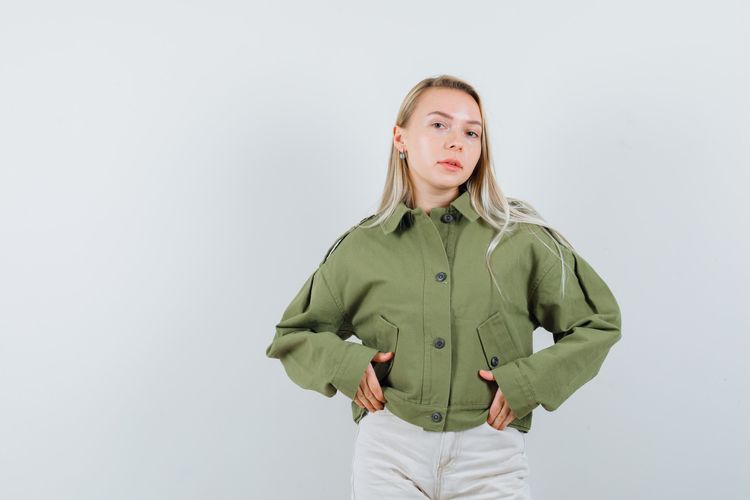 segitiga terbalik, 8 Outfit yang Menunjang Penampilan Pemilik Badan Segitiga Terbalik, 1. Pilih dress model A-line, 2. Gunakan wrap top , 3. Andalkan celana wide-leg , 4. Pilih atasan simpel dengan garis lurus, 5. Coba dress asymmetrical neck , 6. Gunakan peplum top, 7. Pilih celana flare atau bootcut 