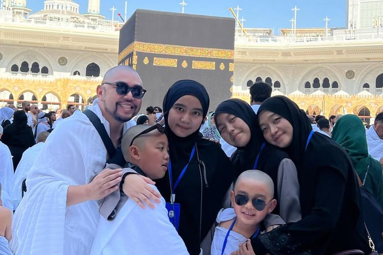 Muliandy Nasution, Muliandy Nasution Suami Desainer Ayu Dyah Meninggal, Ini 7 Potret Kenangan Saat Umrah Bersama, 1. Meninggal dalam kecelakaan di Bangka Barat, 2. Baru saja umrah bersama keluarga, 3. Umrah sebagai kado ulang tahun anak, 4. Sosok suami yang sabar dan ceria, 5. Momen dzikir bersama di depan Ka'bah, 6. Dukungan dari sahabat dan netizen, 7. Dimakamkan di Al-Azhar Memorial Garden