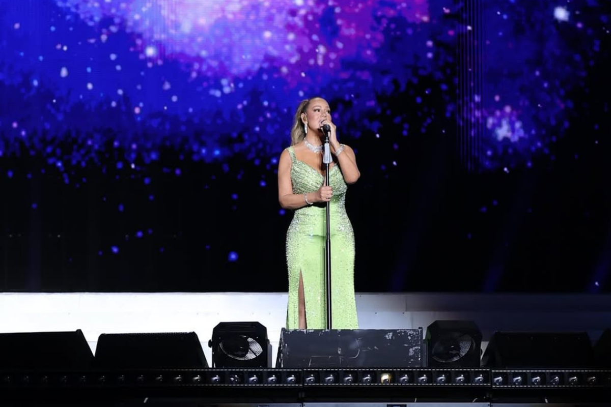 Mariah Carey, outfit Mariah Carey, mariah carey konser di indonesia, konser mariah carey di indonesia, konser mariah carey 2025, outfit panggunng mariah carey, 5 Gaya Mariah Carey di Panggung yang Berkilau, Cocok untuk Inspirasi Fashion, 1. Gaun silver bertabur kristal, 2. Mini dress nuansa emas, 3. Gaun fuchsia, 4. Black dress dengan nuansa sparkling, 5. Gaun hijau lime