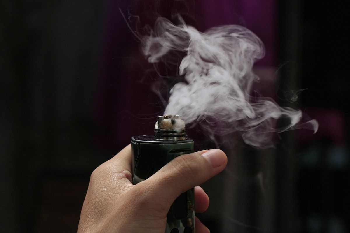 sperma, vape, produksi sperma, Dokter Urologi Sebut Vape Turunkan Kualitas Sperma, Mengancam Peluang Hamil, Seperti rokok, vape mengandung zat yang merusak, Operasi saja tidak cukup, Sperma perlu waktu untuk membentuk ulang, Kebiasaan kecil bisa berdampak besar