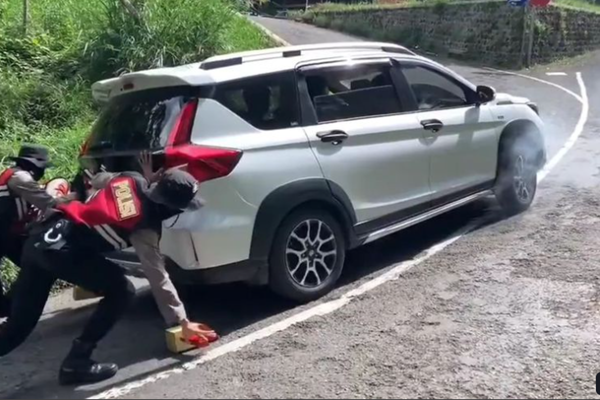 putaran mesin tinggi, mobil tak kuat menanjak, Ini Penyebab Mobil Tak Kuat Nanjak Meski Putaran Mesin Tinggi