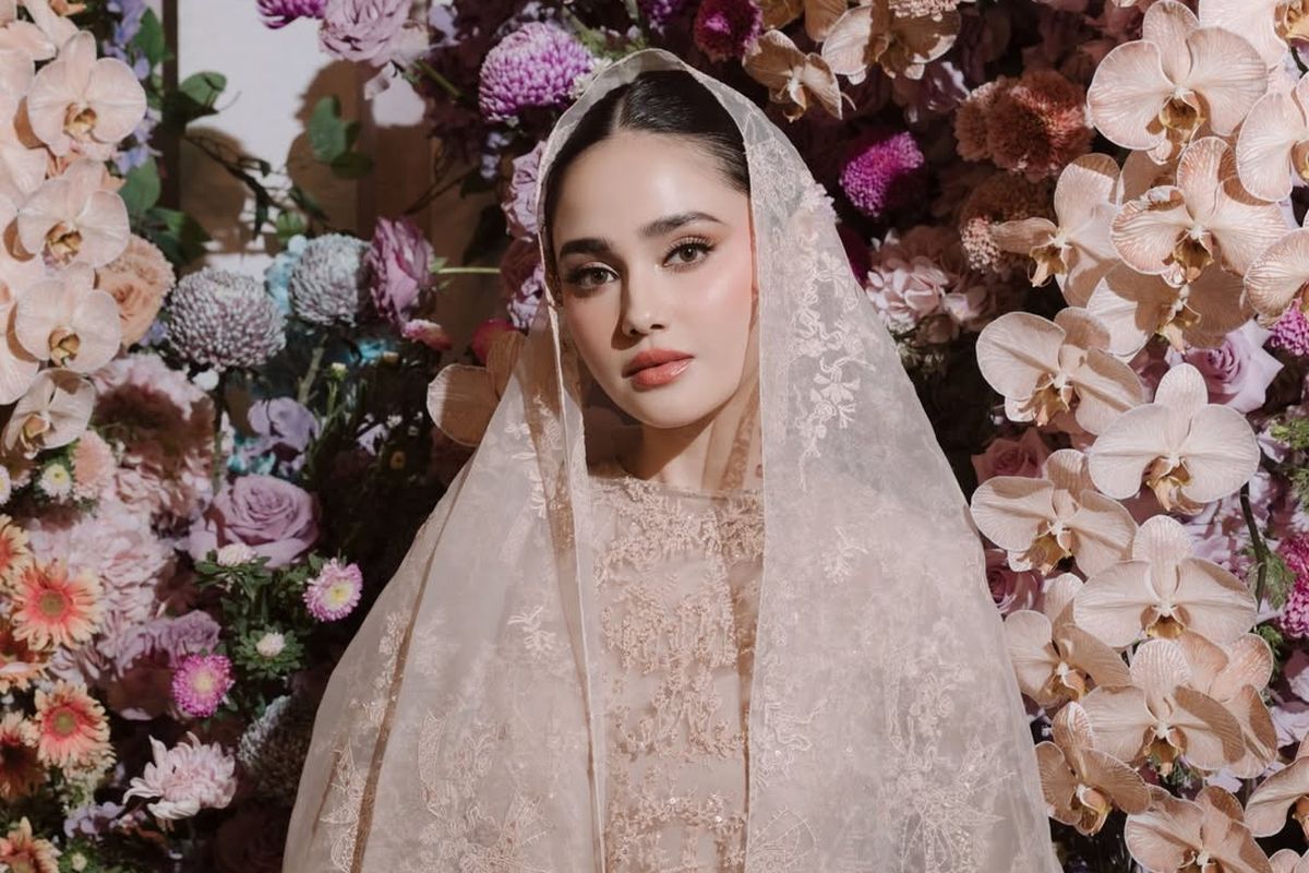 6 Detail Style Syifa Hadju Saat Pengajian Jelang Nikah, Nuansa Pastel, 1. Busana Bernuansa Pastel yang Lembut, 2. Siluet Longgar, 3. Material Lace dan Tulle yang Mewah, 4. Veil Panjang yang Dramatis, 5. Makeup Soft Glam yang Natural, 6. Aksesori Minimalis yang Berkelas