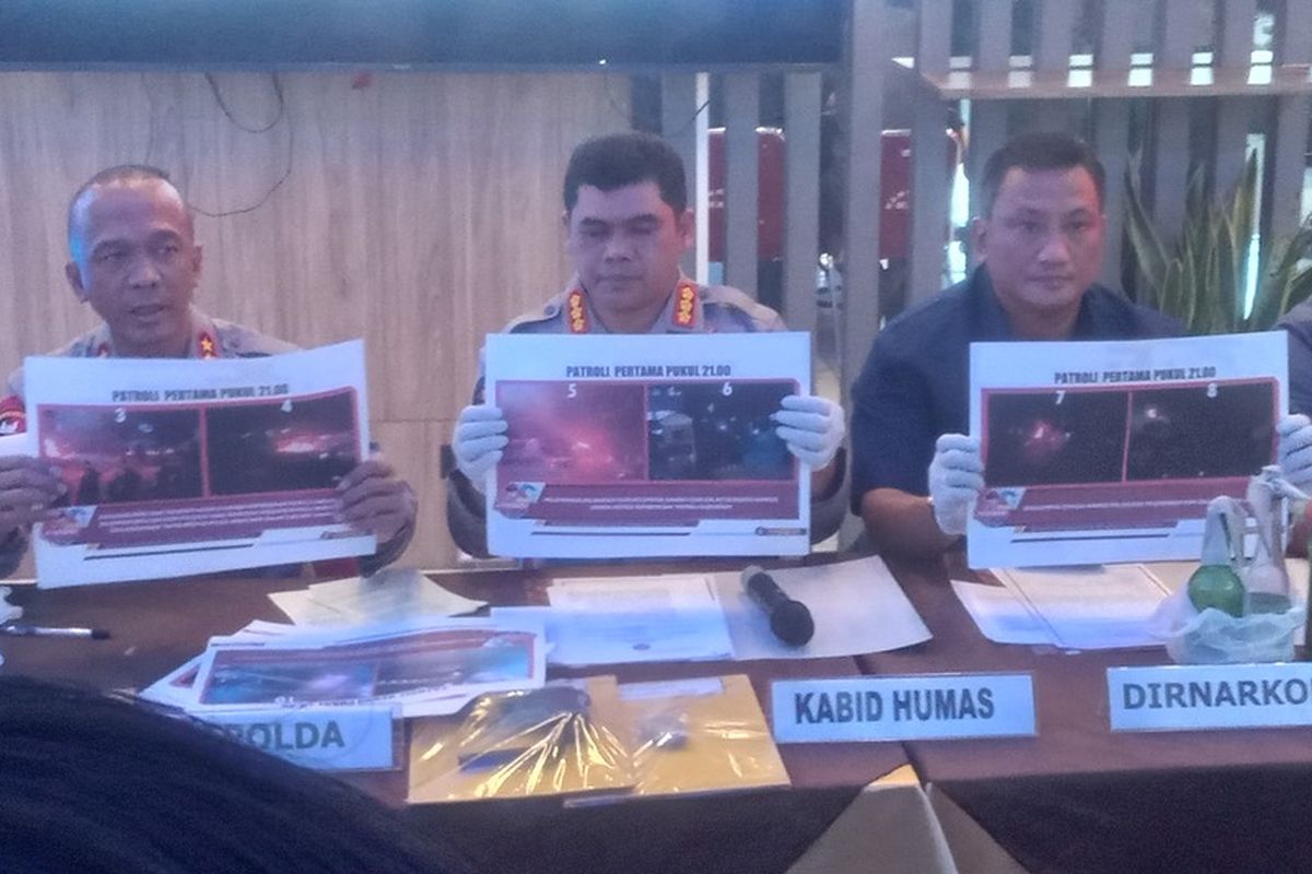 Polda Jabar, Ricuh Aksi Demo, polisi tembak gas air mata, polisi tembak Gas Air Mata di Universitas Pasundan, unisba bandung, Klaim Polisi Ricuh di Unisba-Unpas Terencana: 16 Orang Diamankan, 2 Positif Narkoba dan Bawa Air Softgun, Baca juga: , Bagaimana Kronologi Kericuhan Terjadi?, Benarkah Polisi Masuk ke Kampus?, Bagaimana Kronologi Versi Mahasiswa?