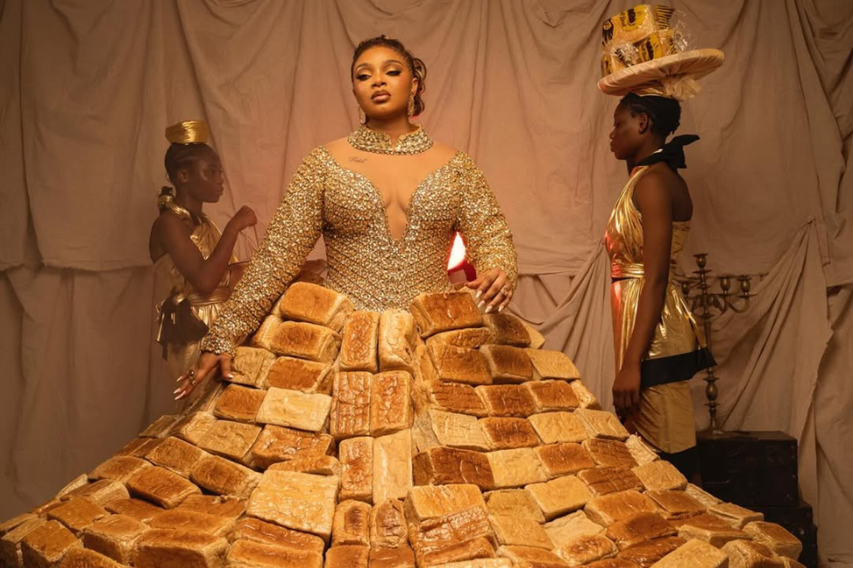 Queen Mercy Atang, AMVCA, Pakai Gaun Emas dengan 500 Bongkah Roti, Queen Mercy Atang Tampil Nyentrik di AMVCA