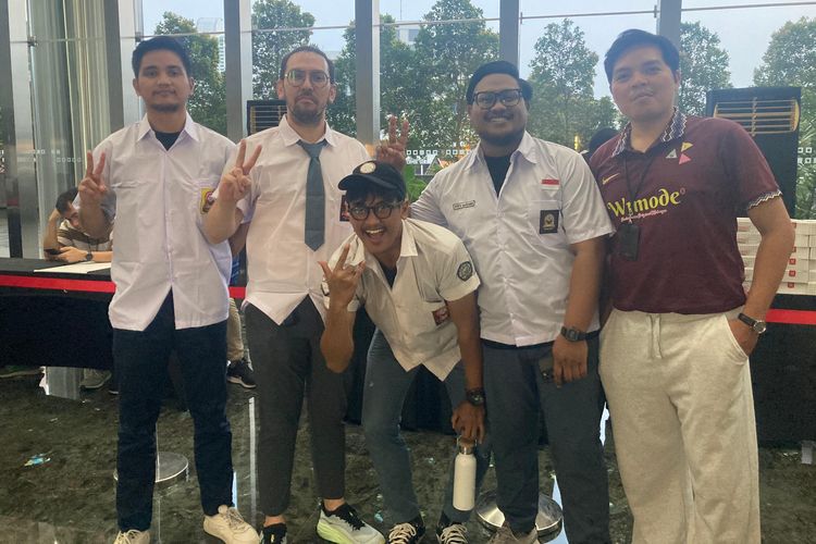 seragam sekolah, Hogwarts, kostum unik, ulang tahun kompas, ulang tahun kompas com, hut kompas com, 9 Outfit Unik Karyawan Kompas.com di HUT Ke-30, Seragam SD hingga Hogwarts