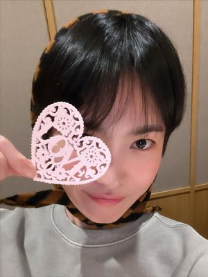 Song Hye Kyo, song hye kyo ulang tahun, ulang tahun song hye kyo, usia song hye kyo, outfit song hye kyo, Outfit Song Hye-kyo Saat Ultah ke-44, Youthful dengan Headscarf, Sweater abu-abu yang clean dan kasual, Headscarf, Riasan natural, Suasana ulang tahun yang hangat, Gaya minimalis
