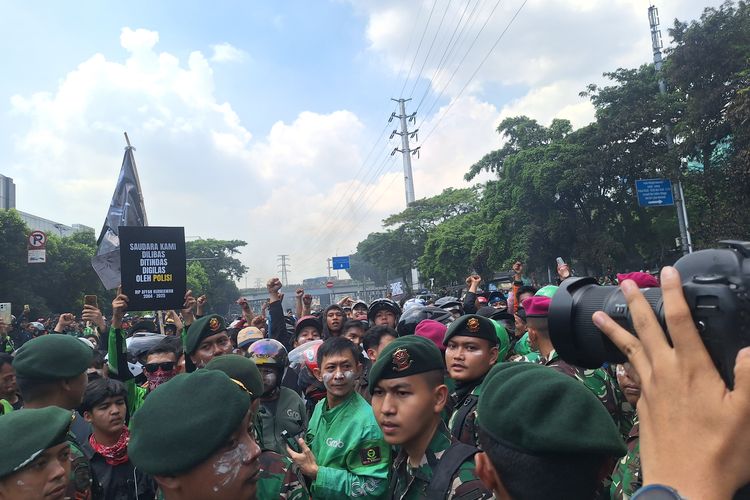 Mako Brimob, demo ojol, ojol dilindas brimob, ojol dilindas mobil brimob, ojol dilindas, TNI Bagi-bagi Uang Rp50.000 ke Massa Demo Ojol di Mako Brimob