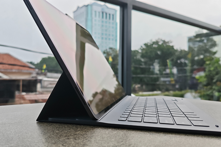 Samsung, hands on, unboxing, Samsung Galaxy Tab S11 Ultra, Menjajal Samsung Galaxy Tab S11 Ultra, Tablet Tipis dengan Layar Laptop Gaming, Kotak kemasan dan aksesori, Bodi tablet tipis dan ringan, Layar besar seperti laptop, Kamera jernih, support ultrawide, Fitur Galaxy AI bantu produktivitas, Stylus S Pen super ringan, Book cover keyboard bikin "aman"