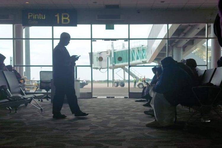 Saudia Airlines, ancaman bom Saudia Airlines SV-5726, Cemasnya Ibrahim, Menanti Istri dan Anak di Tengah Ancaman Bom Saudia Airlines, Ancaman Bom, Langkah Penanganan, Evakuasi dan tertahan di ruang tunggu bandara, Bisa cepat kembali