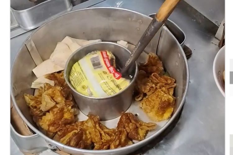 mi instan, Awas! Mi Instan Jadi Berbahaya kalau Seperti Ini Cara Masaknya, 1. Mengganggu keseimbangan hormon, 2. Gangguan perkembangan pada anak, 3. Merusak organ dalam, 4. Meningkatkan risiko kanker, 1. Keluarkan mi dari plastik pembungkusnya, 2. Gunakan wadah aman untuk makanan panas, 3. Pilih alternatif makanan lebih sehat