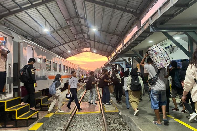 Ide Liburan Hemat, Ini Rute Kereta Api Lokal dengan Pemandangan Indah