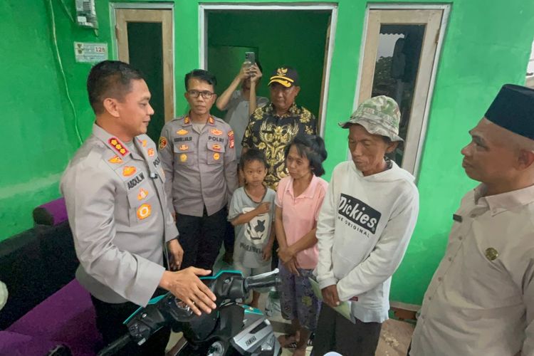 Suderajat, es gabus, Kemayoran, es gabus berbahan spons, 8 Fakta Kasus Pedagang Es Gabus Dituduh Pakai Spons: Sempat Ditampar, Hasil Lab Bicara, 1. Berawal dari laporan warga, 2. Kronologi polisi datangi pedagang, 3. Suderajat dipulangkan dan diberi Rp 300.000, 4. Suderajat mengaku ditampar dan ditendang, 5. Aparat minta maaf, 6. Polres Metro Depok beri Suderajat motor, 7. Aparat diperiksa Propam, 8. Pangdam Jaya berharap selesai lewat dialog sejuk