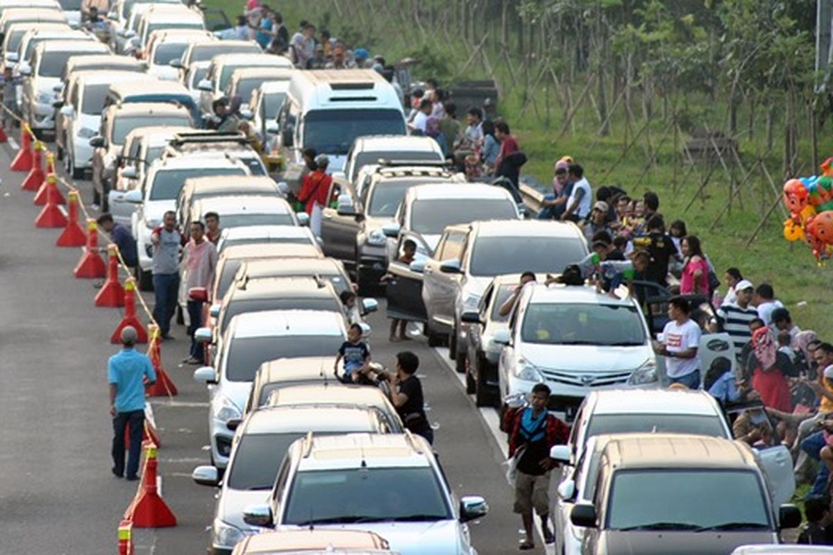 tanjakan, stop and go, Hill Start Assist, macet di tanjakan, Liburan ke Puncak Saat Nataru, Ini Tips Cegah Mobil Mundur di Tanjakan