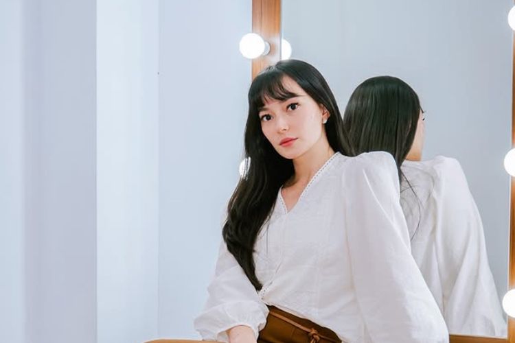 Asmirandah, gaya rambut Asmirandah, gaya rambut asmirandah, asmirandah sekarang, Asmirandah di Drama Series Awards 2025, 8 Gaya Rambut Asmirandah, Anggun dan Elegan, 1. Long Wavy Hair, 2. Elegant Updo dengan Poni Wispy, 3. Sanggul Rendah Natural Waves, 4. Sleek Hair di Acara Awards 2025, 5. Messy Bun dengan Sentuhan Kasual, 6. Voluminous Curls dengan Glam Touch, 7. Blowout Hair dengan Poni, 8. Casual Relax Look