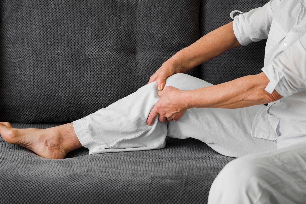 Osteoartritis, pengapuran sendi, pengapuran sendi lutut, cara mencegah Osteoartritis, osteoartritis lutut, osteoartritis pada lansia, 4 Cara Mencegah Osteoartritis pada Lansia, Termasuk Ubah Gaya Hidup, 1. Tetap aktif bergerak, 2. Perubahan gaya hidup, 3. Pilih low-impact exercise, 4. Memperbaiki postur