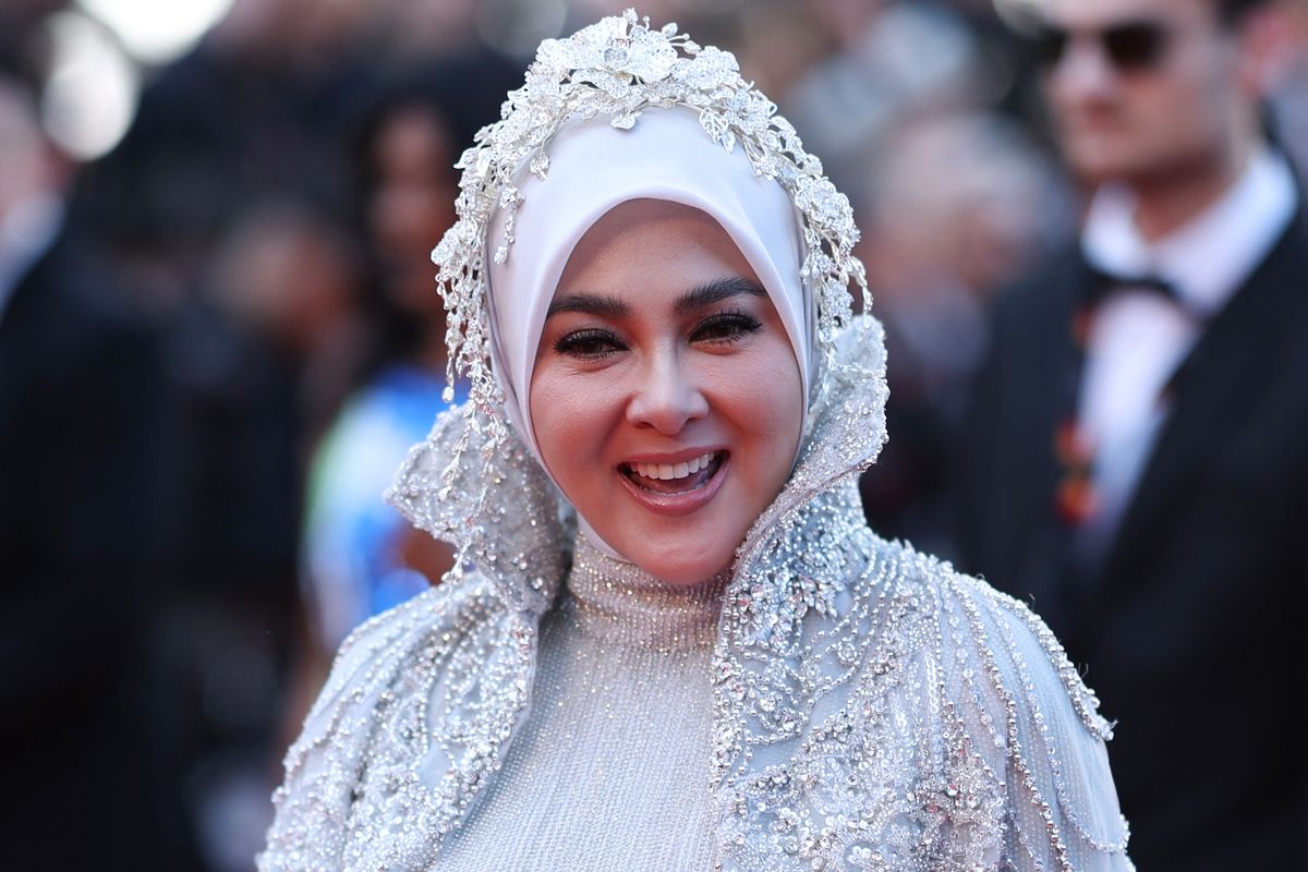 Syahrini, Cannes Film Festival, cannes film festival 2025, syahrini di cannes, gaya syahrini, syahrini tampil di cannes, syahrini di cannes film festival 2025, Gaya Glamor Syahrini di Cannes Film Festival 2025, Pakai Gaun Karya Desainer Lokal