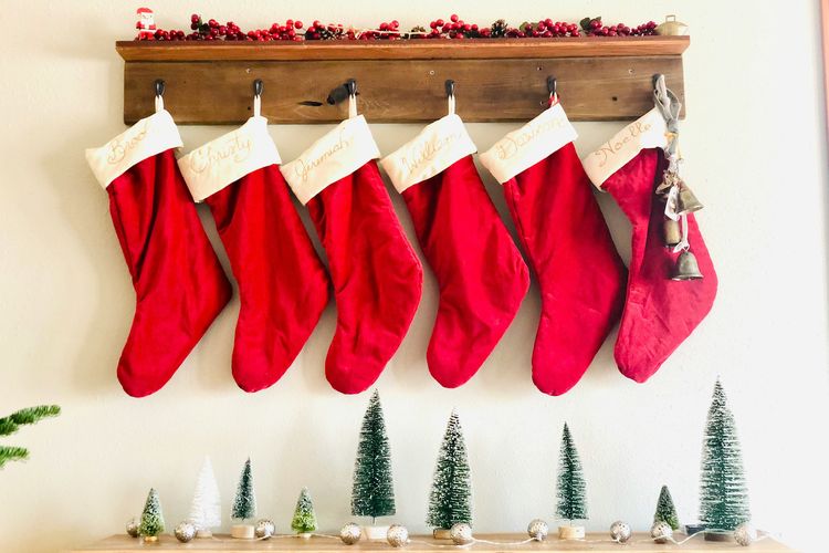 perayaan Natal, tradisi perayaan Natal, Awal Mula Tradisi Menggantung Kaus Kaki Dekat Pohon Natal, Jenis pakaian yang sangat penting di musim dingin, Santo Nikolas yang baik hati, Menjadi tradisi, Penegasan tradisi dari Era Victoria