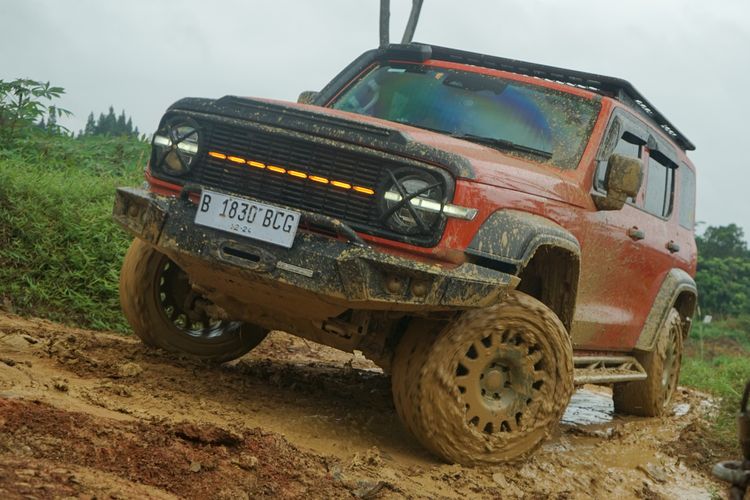 iCar V23, mobil, GWM Tank 300, mobil listrik, Komparasi iCar V23 dan GWM Tank 300 Hybrid di Segmen SUV Boxy, Dimensi dan Karakter Dasar, Performa, Off-Road, Baterai dan Efisiensi, Interior, Beda Konsep, Beda Target