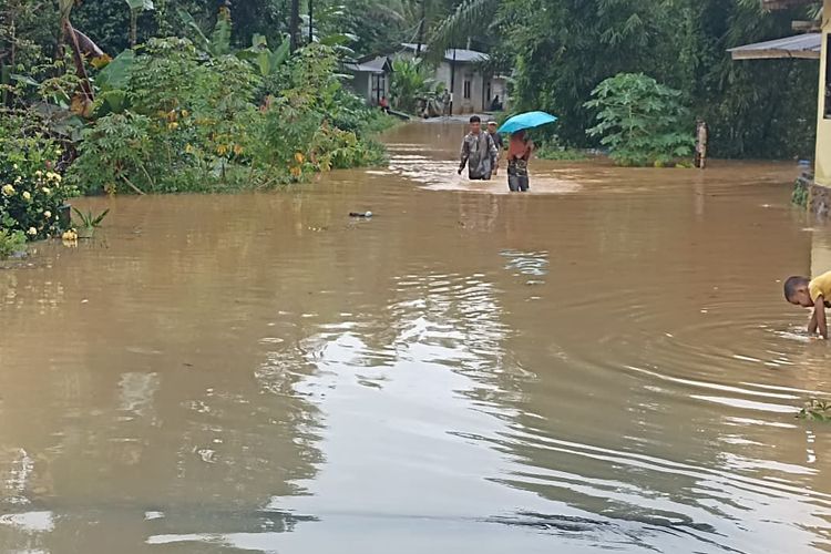 Sibolga, banjir di tapanuli tengah, Banjir Sumut, banjir sibolga, banjir bandang sibolga, banjir di tapanuli utara, banjir di tapanuli raya, banjir di tapanuli selatan, Ribuan Rumah Terendam, Ini Penyebab Banjir dan Longsor Sibolga dan Seitarnya, Pemicu banjir Sibolga dan sekitarnya, Bencana tanah longsor di Sibolga, Tapanuli Selatan paling parah, 8 warga meninggal, Banjir di Tapanuli Tengah, Siklon KOTO dan Bibit Siklon 95B penyebab cuaca ekstrem, Imbauan BNPB